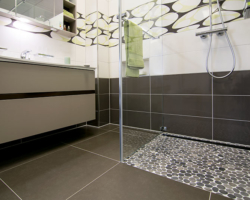 ebenerdige Dusche mit Kieselstein-Mosaik verlegt